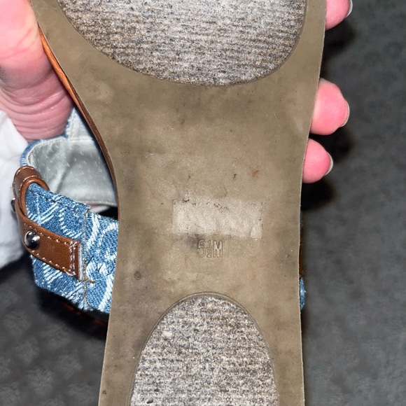 GUESS Logo Sandals - Picture 2 of 4